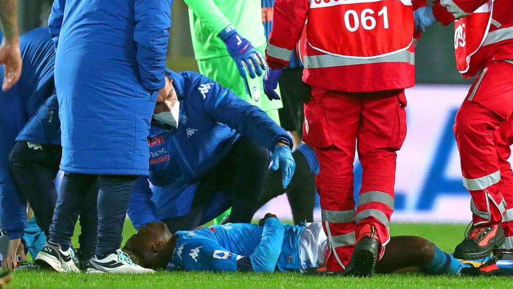 مهاجم نابولي أوسيمن يدخل المستشفى بعد إصابة في الرأس ضمن لقاء أتالانتا