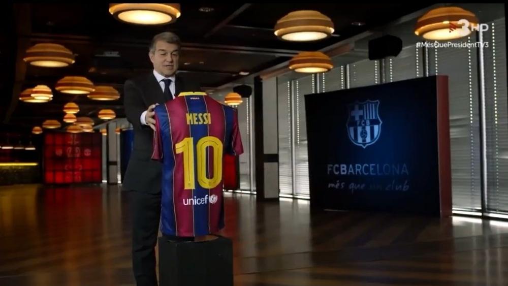 في فيديو "طريف" .. خوان لابورتا يحتضن ويُقبل قميص ميسي أمام الكاميرات