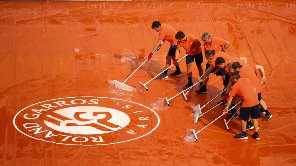 بسبب "إغلاق البلاد" من جديد.. فرنسا تدرس تأجيل بطولة "رولان غاروس"