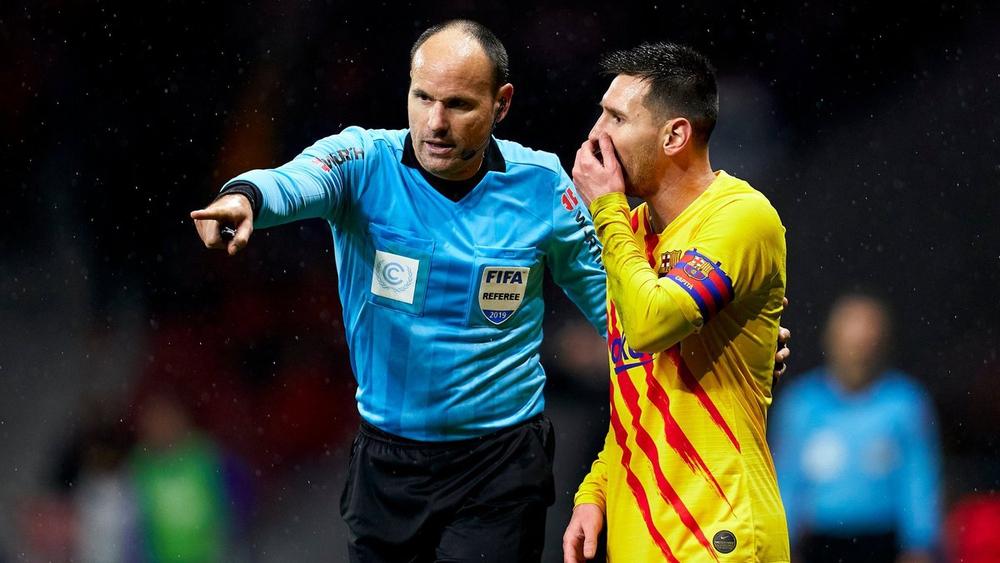 اختيار الحكم "ماتيو لاهوز" لإدارة مباراة الكلاسيكو