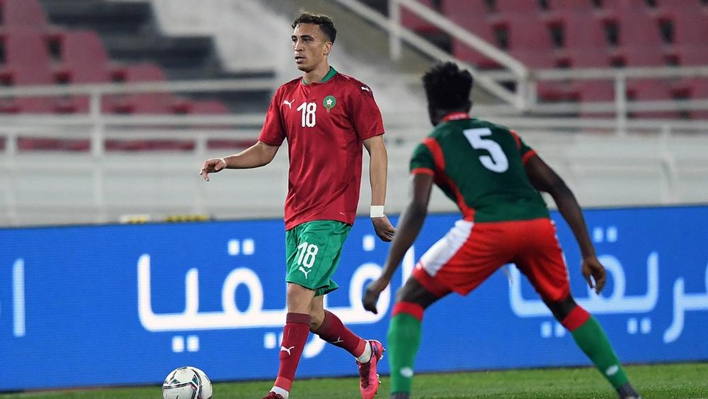 لاعب المنتخب الوطني سفيان شاكلا: "نكون سعداء عندما ندخل في تجمع تدريبي ببلادنا"