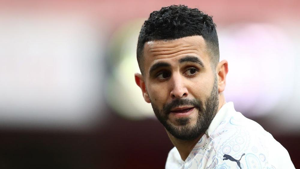 نادي برشلونة يسأل عن إمكانية التعاقد مع الجزائري رياض محرز