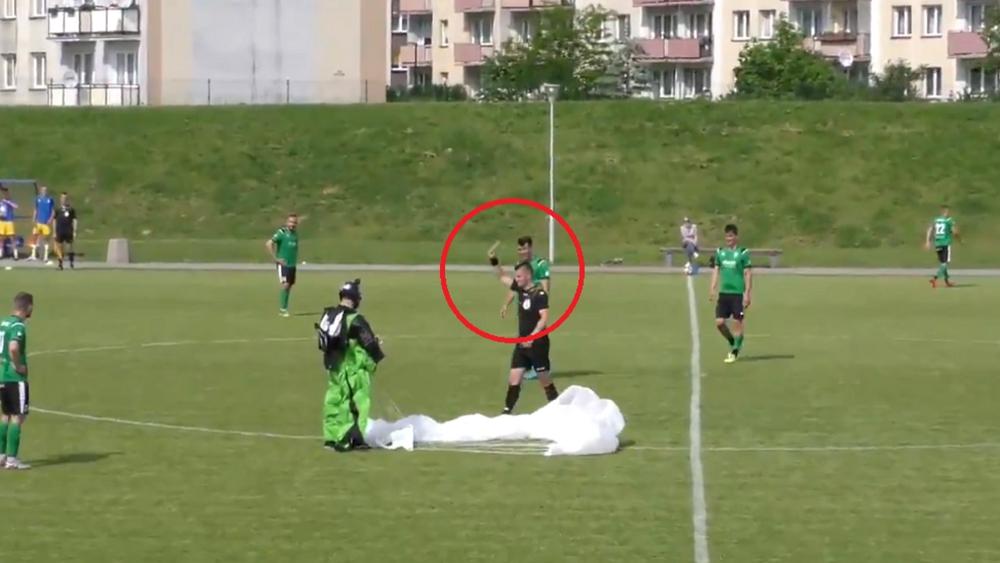 في دوري الهواة البولندي.. مظلي "تائه" ينزل فوق ملعب المباراة والحكم يشهر في وجهه البطاقة الصفراء!