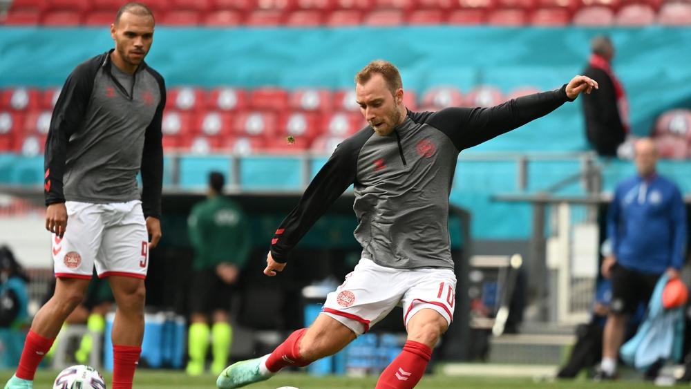 بعد حادث "إريكسن".. لاعبو الدنمارك يعودون للملعب تحت تصفيق نظيرهم الفنلندي وقرار استئناف المباراة جاء بطلب من اللاعبين