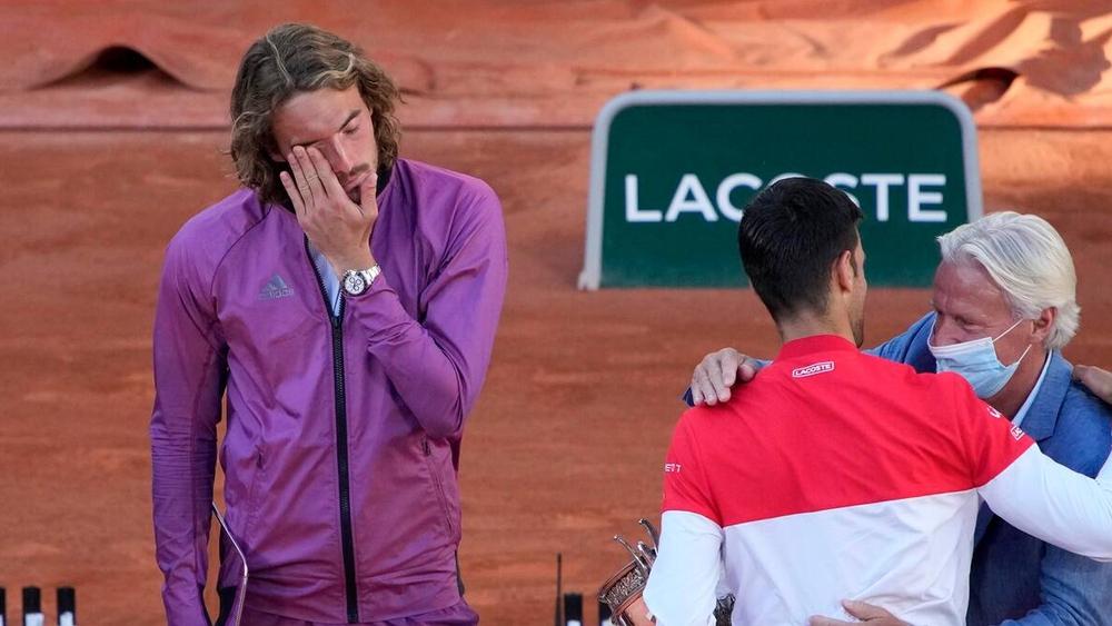 "تسيتسيباس" عاش حدثا مؤلما قبل مواجهة ديوكوفيتش في نهائي "رولان غاروس": "علمت بنبأ وفاة جدتي قبل 5 دقائق من دخول الملعب"!