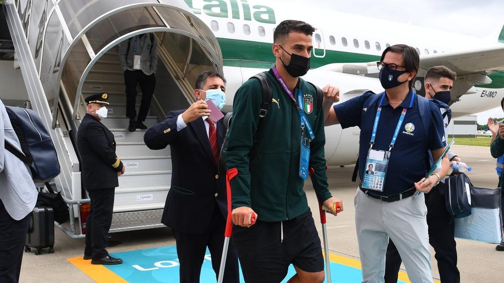 رغم إصابته.. مانشيني يقرر ترك سبيناتزولا مع المجموعة ليرافق اللاعبين إلى لندن