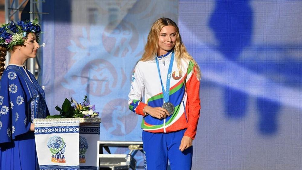 العداءة البيلاروسية "كريستينا تيمانوفسكايا" تعرض ميداليتها الفضية للبيع بعد رفضها العودة لبلادها