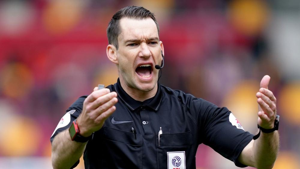 الأسترالي جاريد جيليت سيصبح "أول حكم أجنبي" يقود مباراةً في تاريخ الدوري الإنجليزي الممتاز