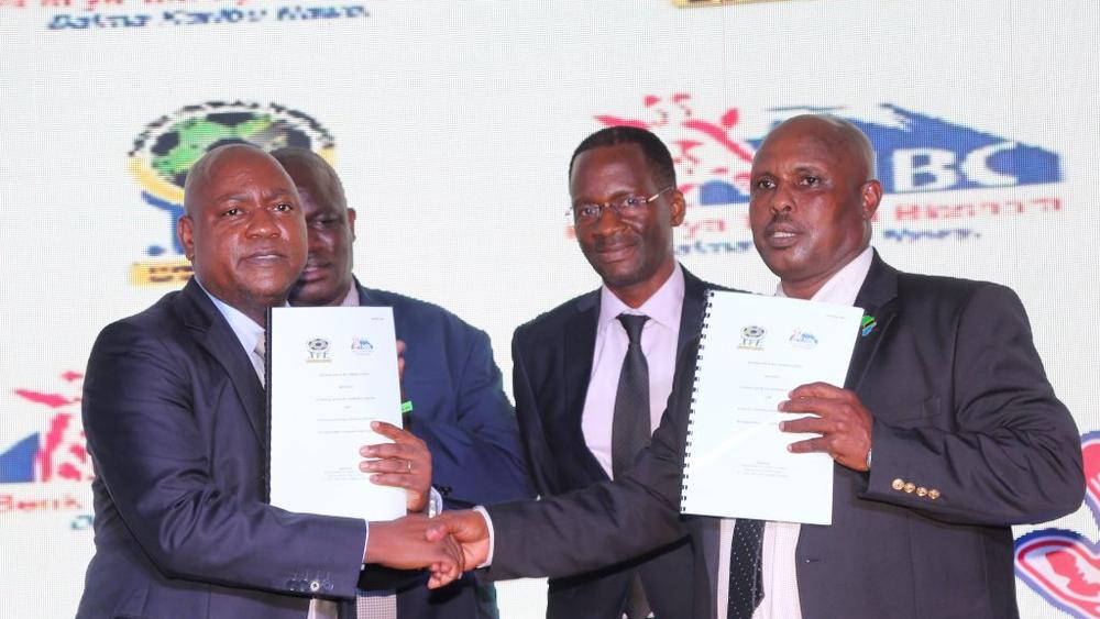 في إطار سياسته لتطوير كرة القدم في البلاد.. الاتحاد التنزاني يوقع "عقد رعاية" بمليون دولار في الموسم