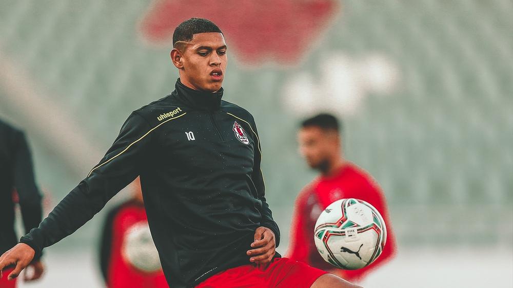 لحتيمي يتعرض لالتواء في الكاحل ويُغادر مباراة الفتح والحسنية مُصاباً