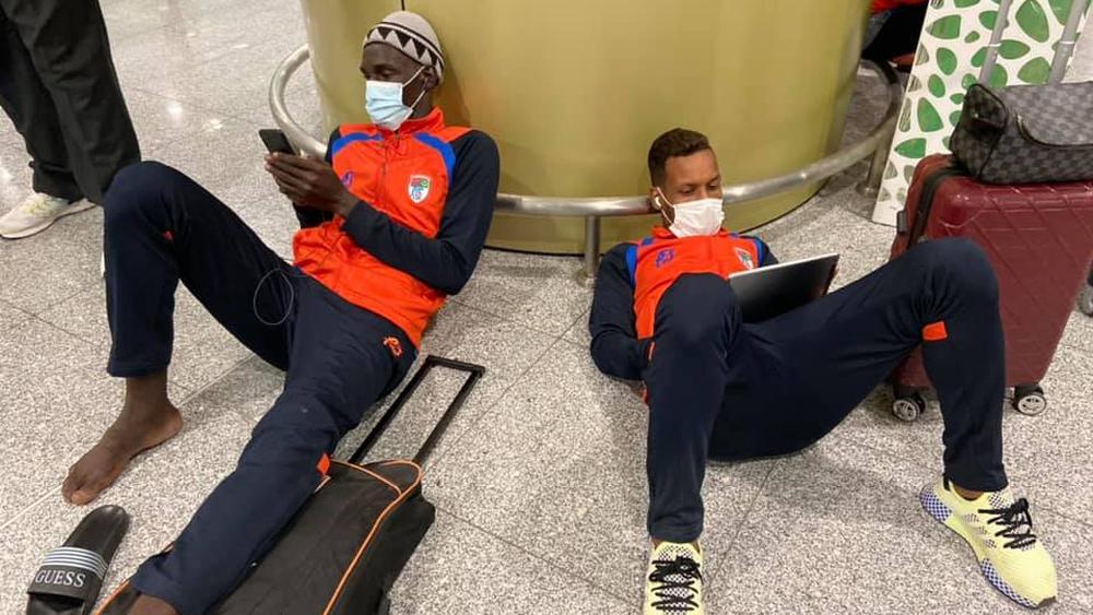 نواذيبو الموريتاني يستنكر تعامل السلطات الجزائرية مع بعثة الفريق بعد 3 ساعات من الانتظار في المطار ونقل اللاعبين عبر حافلة بأبواب ونوافذ "مغلقة"