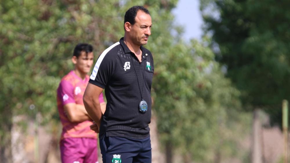 مدرب ي.برشيد مُغالبا دموعه: "أشكر كل من آزرني في وفاة والدتي"