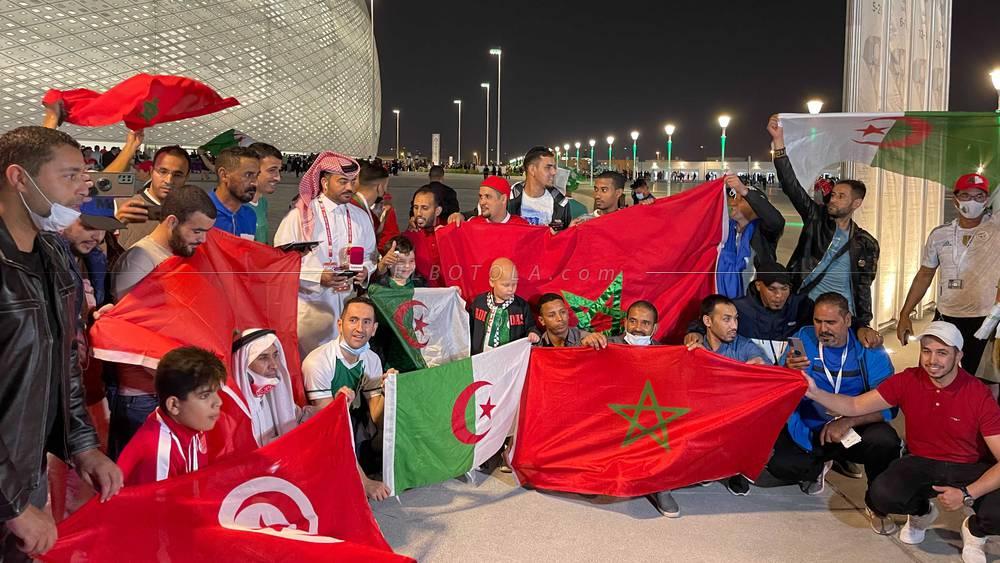 تحت شعار "خاوة خاوة".. أجواء "أخوية" وصور تذكارية بين الجماهير المغربية والجزائرية خارج الملعب