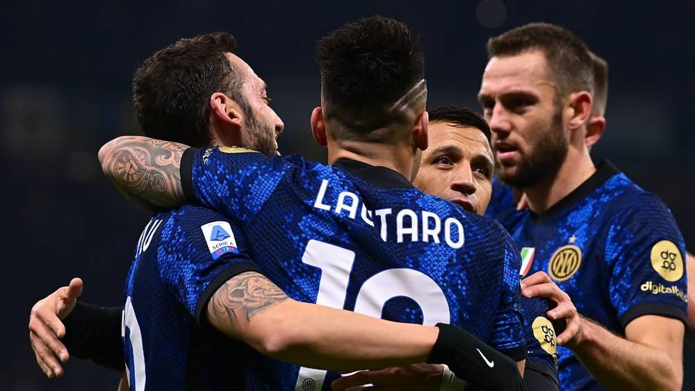 إنتر يستغل "تعثر" ميلان و"ينقض" على صدارة "السيري آ" بفوز على كالياري