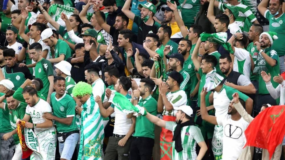 حالتان إيجابيتان في صفوف جماهير الرجاء الرياضي بعد عودتها من قطر