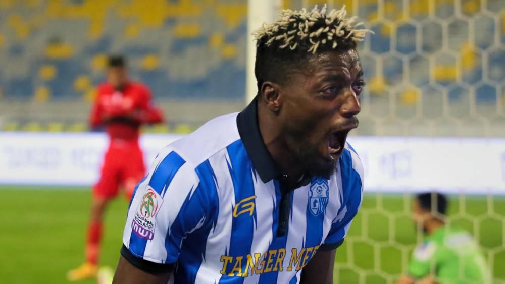 اتحاد طنجة يشترط مليار سنتيم للتخلي عن خدمات مهاجمه الغابوني أكسيل مايي