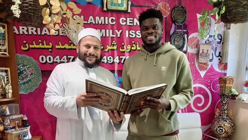 بعد سيدورف.. لاعب أرسنال "توماس بارتي" يعتنق الدين الإسلامي