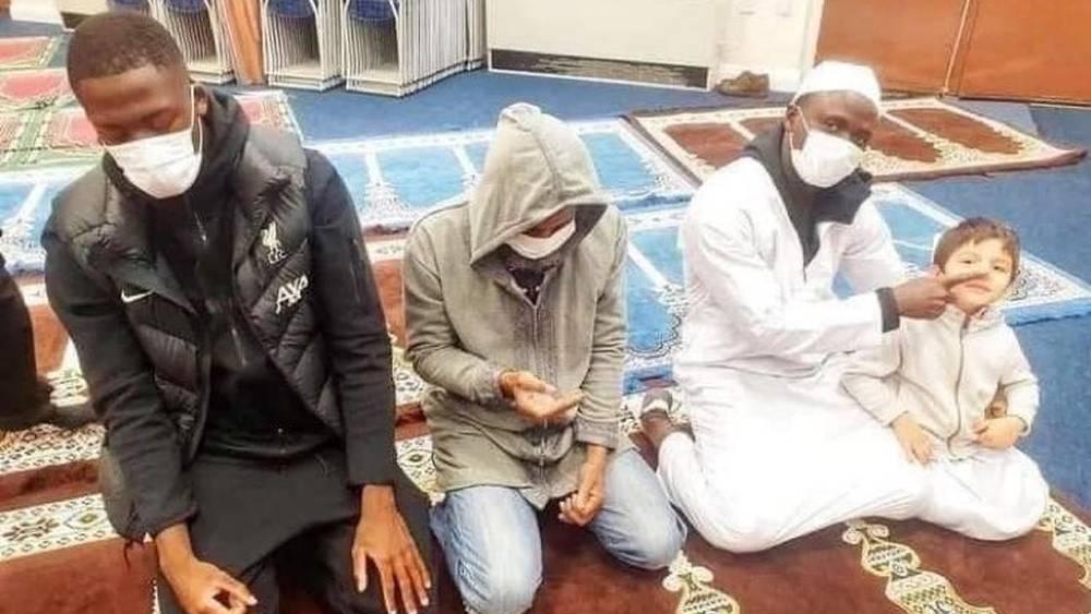 ساديو ماني يؤدّي فريضة الصلاة بانتظام في "مسجد ليفربول" رفقة زميله إبراهيم كوناتي