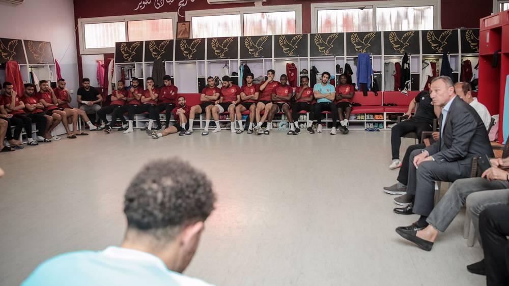 رئيس الأهلي "محمود الخطيب" يجتمع بلاعبيه من أجل بحث "أزمة" النتائج