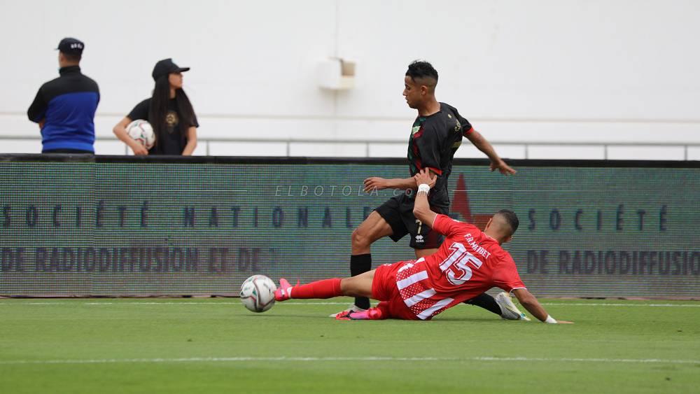نهائي كأس العرش/ التعادل يحسم الشوط الأول بين المغرب التطواني والجيش و"الماط" يكمل المباراة بنقص عددي منذ الدقيقة الخامسة