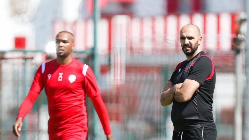 الركراكي: "الجْمْهُورْ غَادي يْعاونْنَا ولكن مَاشي هُوَ اللّي غادي يسجّلْ كِيما قال الشّناوي والأهلي سْبْقْ لِيهْ وَاجْهْ الرَّجاء فْدُونُورْ وْمَا تْأْثّْرْشْ"