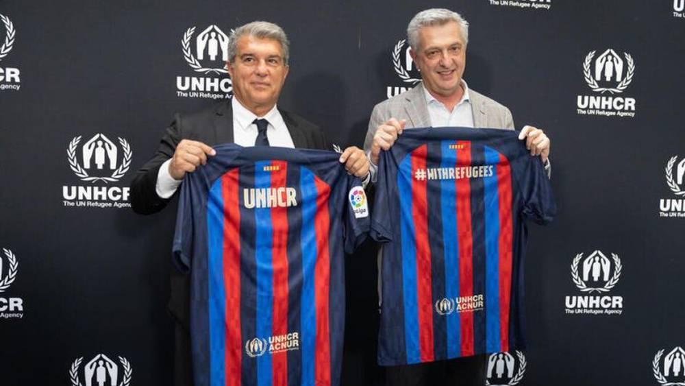 قميص برشلونة يحمل شعار المفوضية السامية للأمم المتحدة