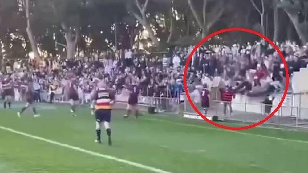 بالفيديو/ إنهيار مدرجات ملعب وسقوط عشرات الأشخاص خلال مباراة للركبي بسيدني الأسترالية