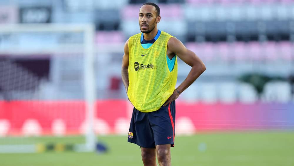 أوباميانغ في طريقه للموافقة على البقاء في برشلونة ولعب دور بديل "ليفاندوفسكي"