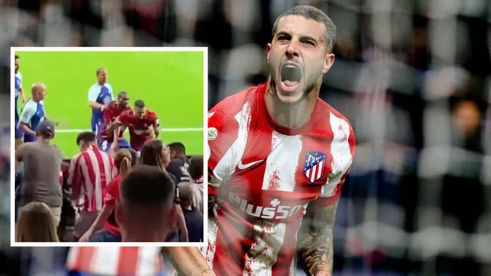 فيديو/ لاعب أتلتيكو مدريد "هيرموسو" يتشاجر مع مشجع من "الأولتراس" ويقتحم المدرجات للاشتباك معه