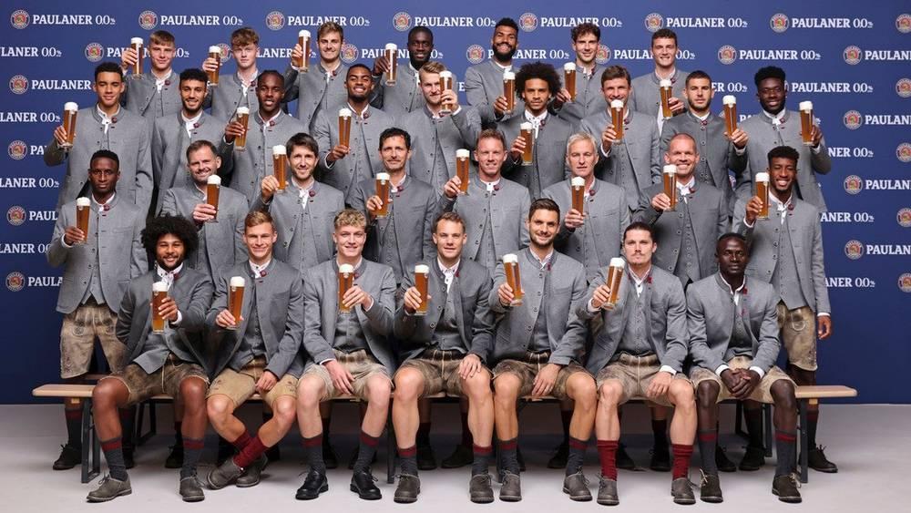 مزراوي وماني يمتنعان عن حمل "كأس الخمر" ويخطفان الأنظار في صورة بايرن ميونيخ الجماعية الموسمية