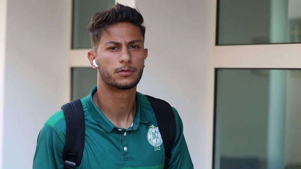 الجزائري بوزوق يغادر أرضية ملعب مولاي الحسن في الرباط متأثرا بالإصابة