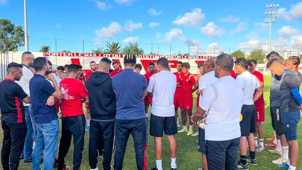 أعضاء من "الوينرز" يقومون بزيارة تداريب الوداد ويؤكدون دعمهم للاعبين والمدرب الحسين عموتة