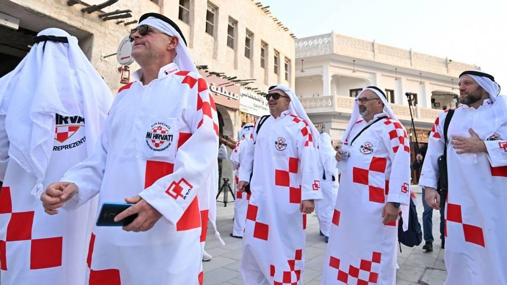الجماهير الكرواتية تصنع الحدث بـ"الزي التقليدي" الخليجي عند وصولها إلى الدوحة