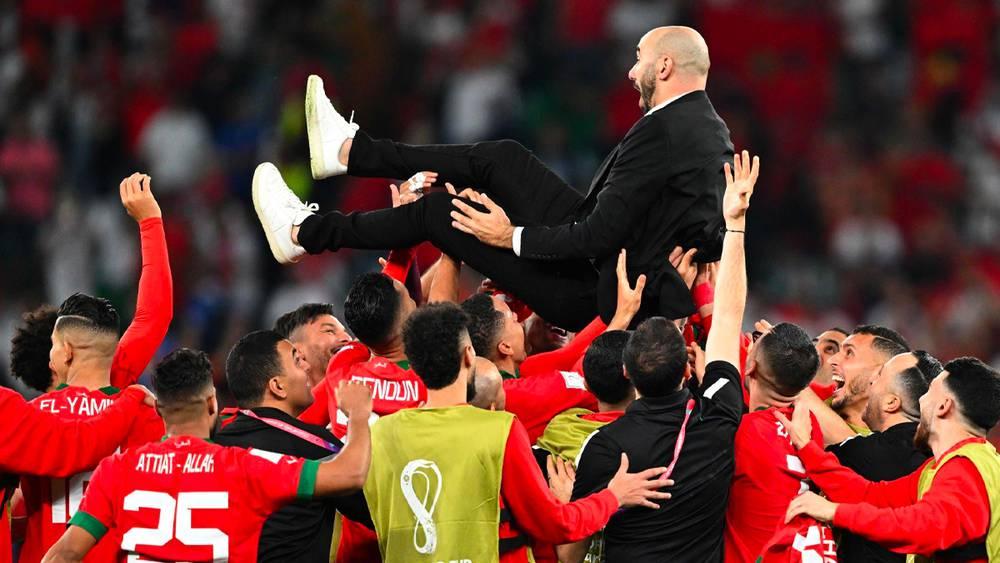 الركراكي: "أنا أسعد واحِد فالعَالم.. قْلتلِيكوم دِيرو النِّية وْقدينا نْفرحو الشعْب من طَنجة للكويرة"