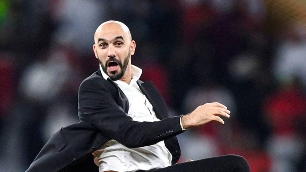 الركراكي في رسالة للجماهير المغربية قبل مواجهة فرنسا: "دِيرُو النّية مْعانا باشْ نْحققُو النتيجة لِّي تْدِّينا للْفِينال إن شاء الله"