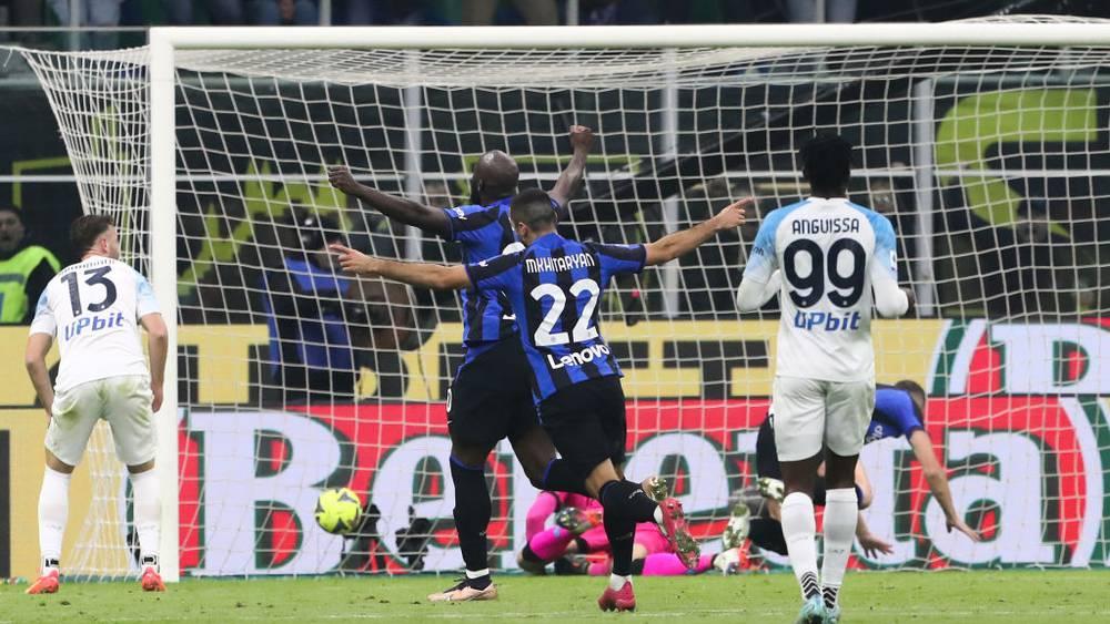 الدوري الإيطالي/ الإنتر يُلحق بنابولي الهزيمة الأولى بنتيجة (1-0) على ملعب "جوسيبي مياتزا"