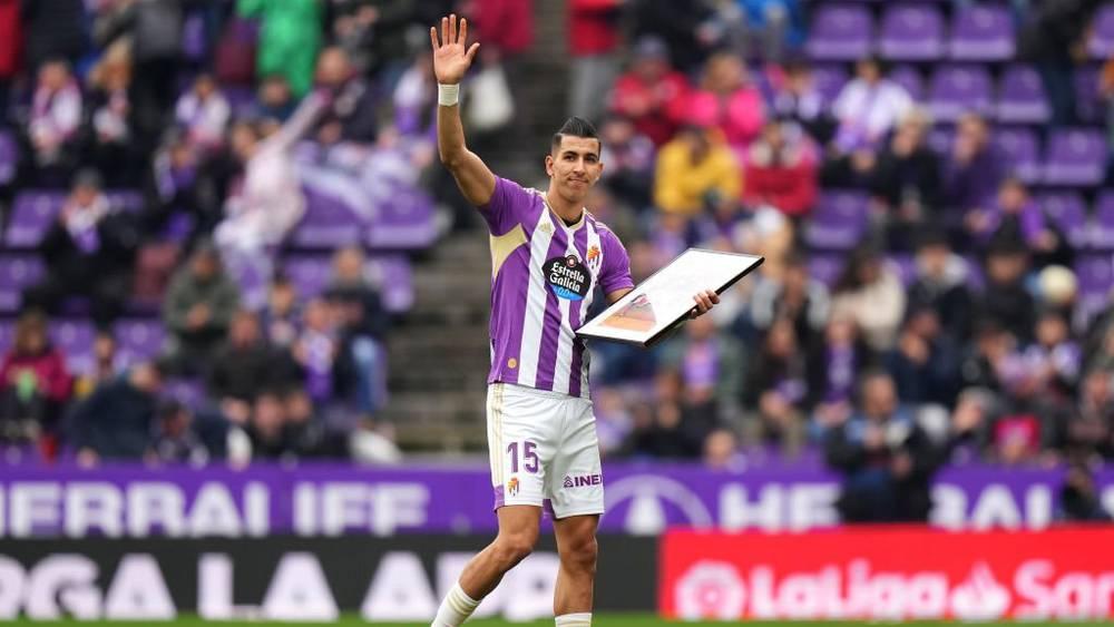 بإطارٍ تذكاري يحمل قميصه.. نادي بلد الوليد يُكرم لاعبه الياميق بعد تألقه مع المنتخب المغربي في المونديال