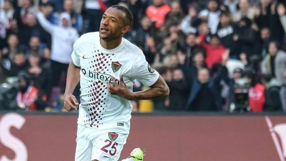 الكعبي: "الحمد لله وصلنا أنا وعائلتي إلى بلادنا المغرب.. أشكر الجميع والله يرحم الأموات"