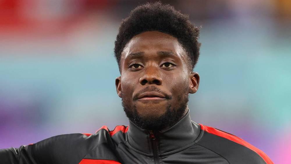 ألفونسو ديفيز: "لا أملك عائلة ولدي 5 أصدقاء كلهم يعملون.. أنا وحيد وفاشل اجتماعيًا"