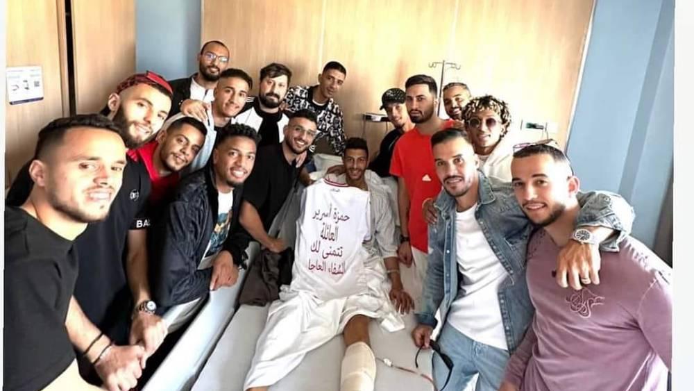 لاعبو الوداد يزورون أسرير في المصحة ويهدونه قميصا يحمل عبارة "العائلة تتمنى لك الشفاء العاجل"