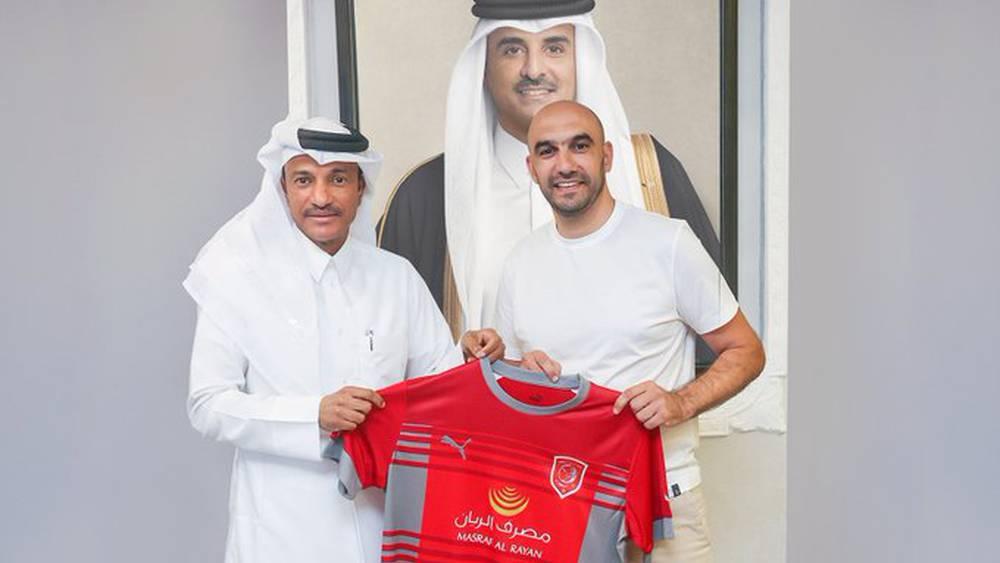 الركراكي يزور الدحيل بمناسبة إحراز الثلاثية والنادي القطري يُهديه قميص الفريق تكريما له