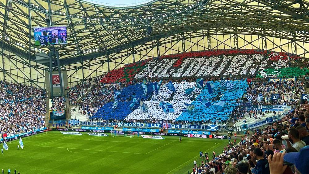 بـ"تيفو" يحمل علميْ المغرب وليبيا.. جماهير أولمبيك مارسيليا تتضامن مع ضحايا "زلزال الحوز" و"إعصار دانيال"