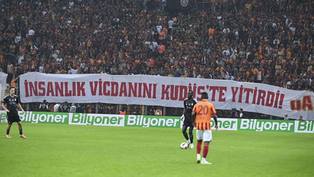 بلافتة تحمل عبارة: "القدس قبلة القدس معراج".. جماهير غلطة سراي تعبر عن تضامنها مع فلسطين في مباراة بايرن ميونخ