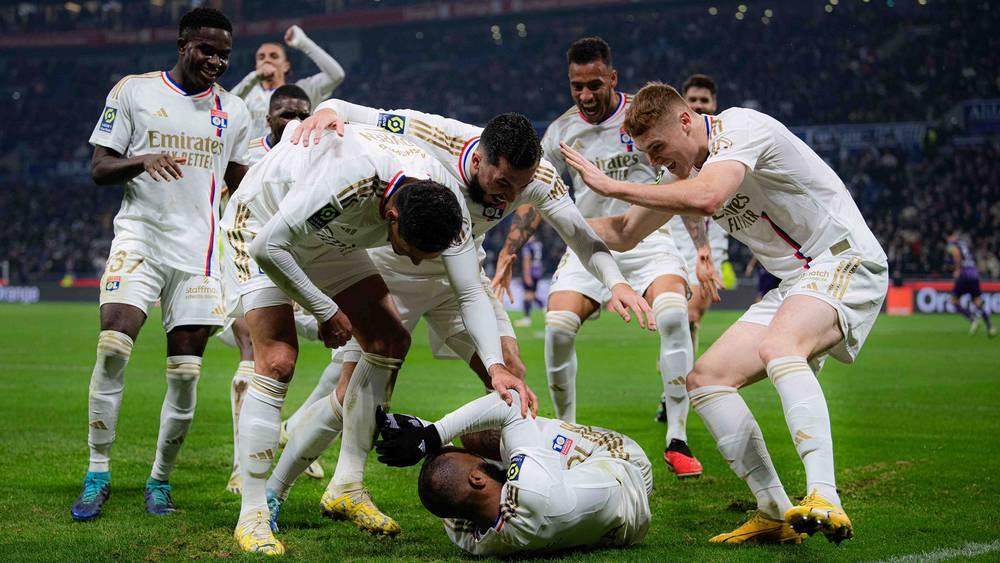 لاكازيت يقود ليون للفوز ويقلص الفارق إلى 3 نقاط خلف "مراكز النجاة" من الهبوط