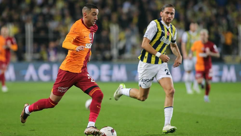 حكيم زياش يغيب عن نهائي السوبر التركي ومدربه يؤكد: "أحس بألم خفيف ولم نرغب في المخاطرة به"