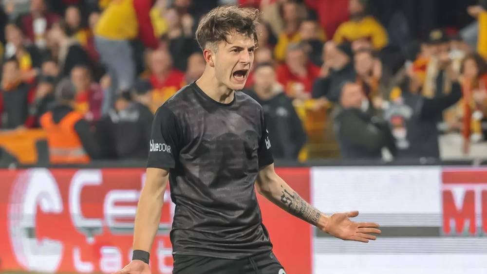 بشكتاش يعلن فسخ عقد أحد لاعبيه بسبب تواجده في موقع للتعارف!