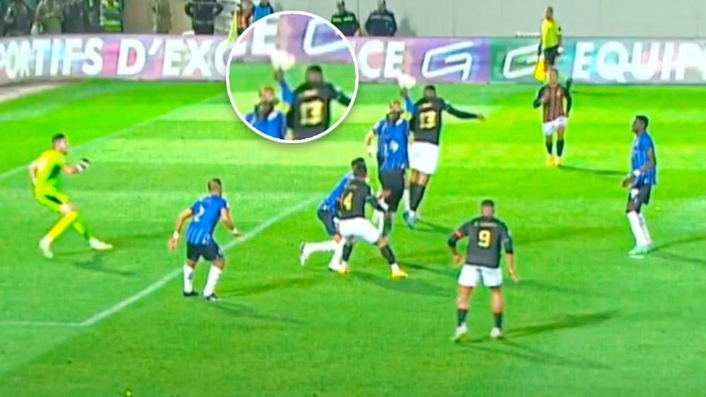 مديرية التحكيم: "كوناتي لمس الكرة بيده التي كانت فوق مستوى الرأس والحكم أعلن ركلة جزاء بعد توصية من غرفة 'الفار' بمراجعة اللقطة"