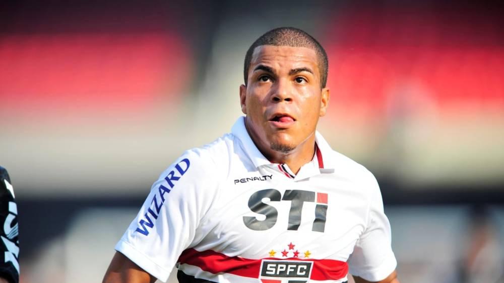 توقيف النجم السابق لـ "فالنسيا" ثياغو كارليتو في البرازيل بسبب تأخر دفع نفقة الأطفال